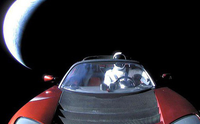 Tesla Roadster cùng người nộm Starman vượt sao Hỏa